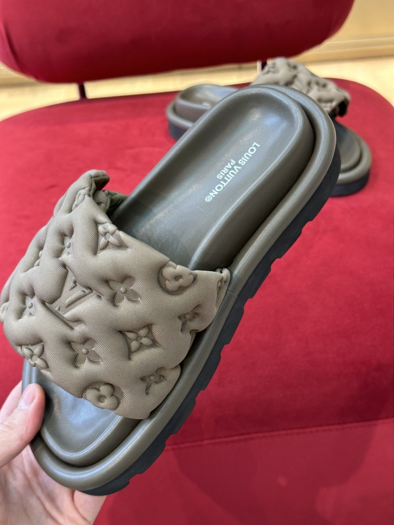 l0vis Vvtt0n slippers